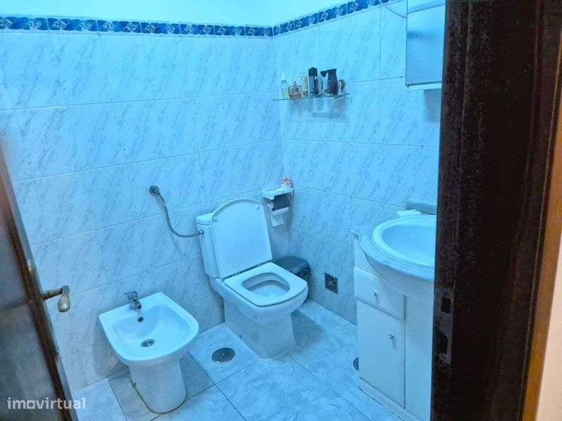 Aluga-se T2 no Carregado - Semi mobilado - Grande imagem: 4/4