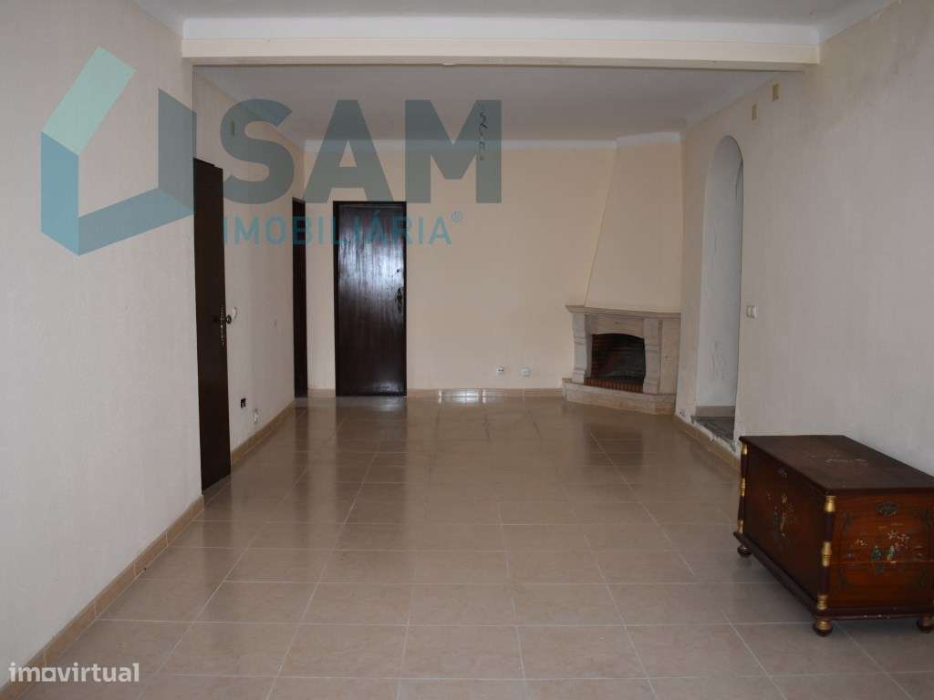 Moradia T4, localizada em Maxial-22