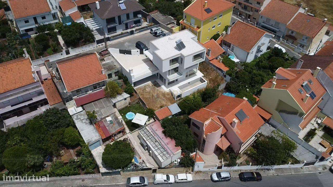 Moradia T4 de Arquitetura Moderna e Sustentável em Famões - Casal do R-43