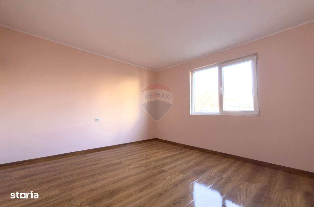 Casă / Vilă cu 8 camere de vânzare în zonă centrală - Urlati-7