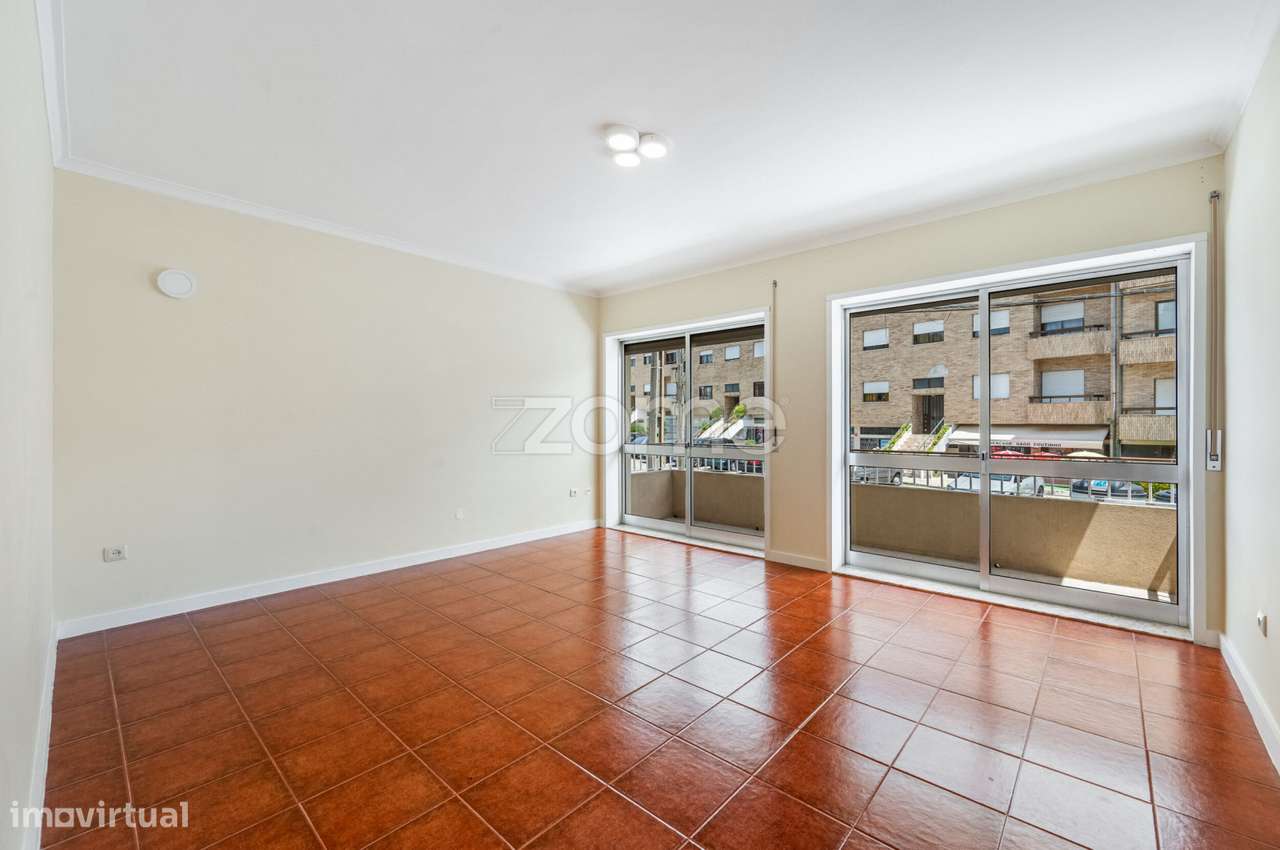 Apartamento T3 Renovado com Garagem Box em Águas Santas-4