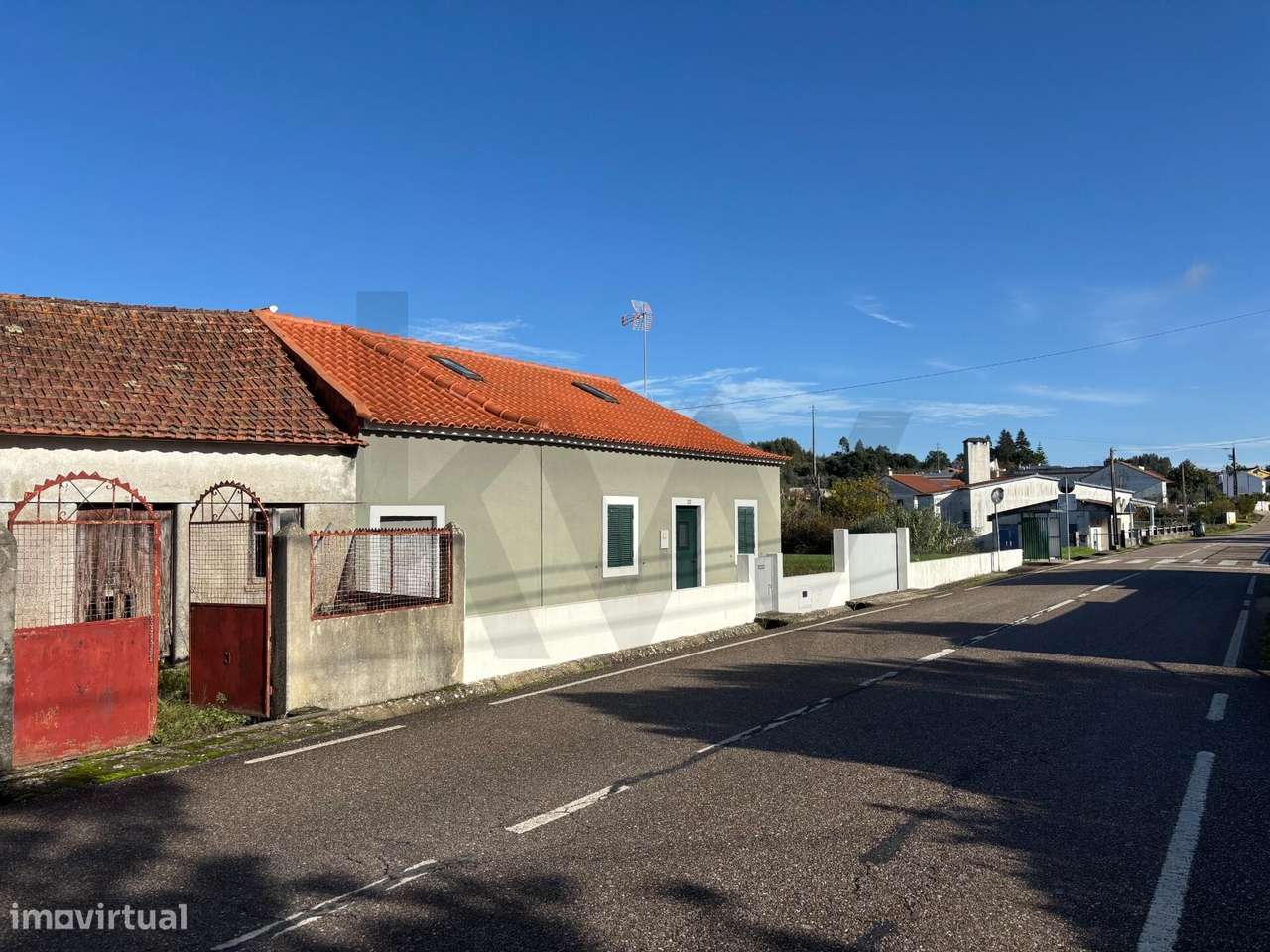 Moradia para reabilitar e terrenos com potencial construtivo às portas - Grande imagem: 4/19