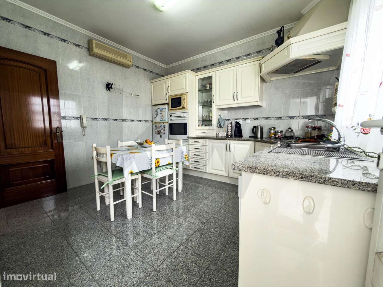 Moradia T3 com 4 pisos, 2 acessos independentes, entrada lateral e gar-32