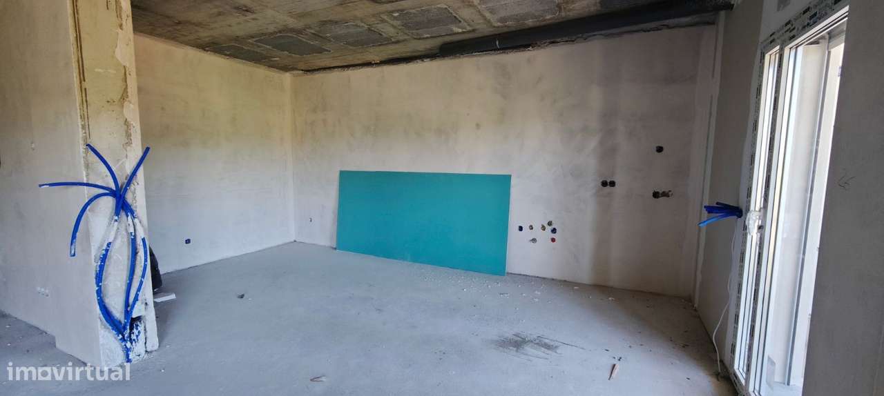 Apartamento T4 com varanda e garagem. Junto à cidade-5