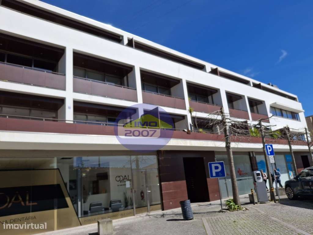 Excelente T3 com dois terraços, a Nascente e a Poente-0