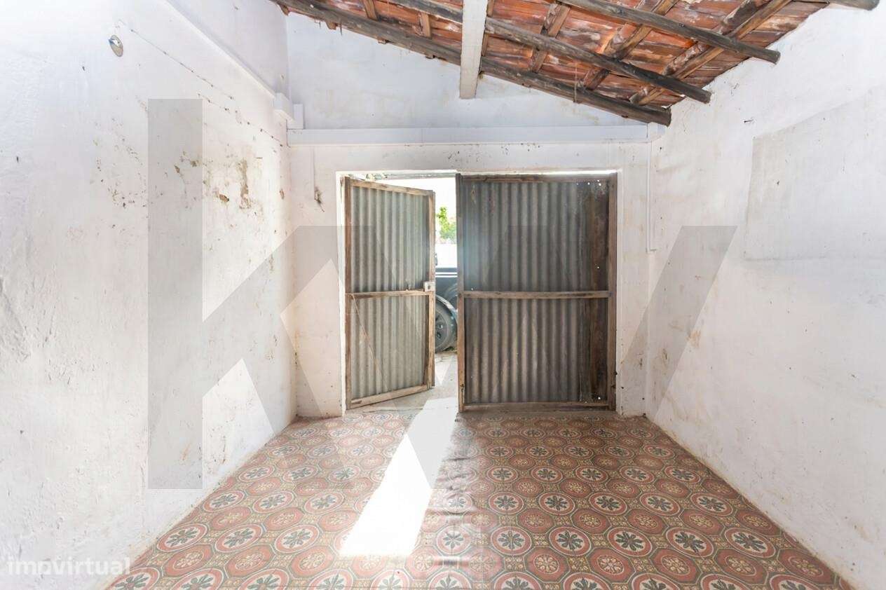 Moradia T2  com Garagem  e anexos inserida num lote de 1500 m2 de ter-49