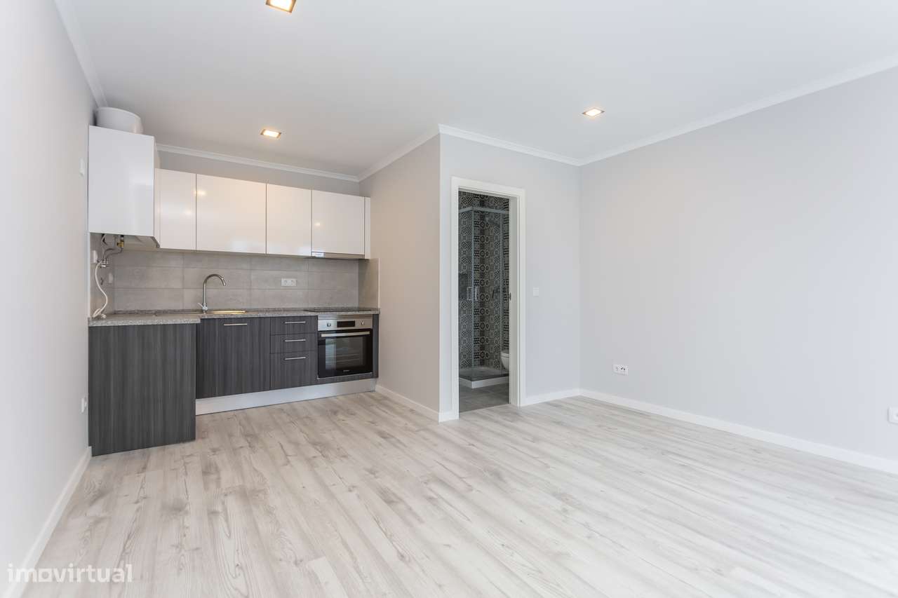 Arrendo Apartamento T0 remodelado- Foros de Amora, Seixal – 550 Eur - Grande imagem: 5/13