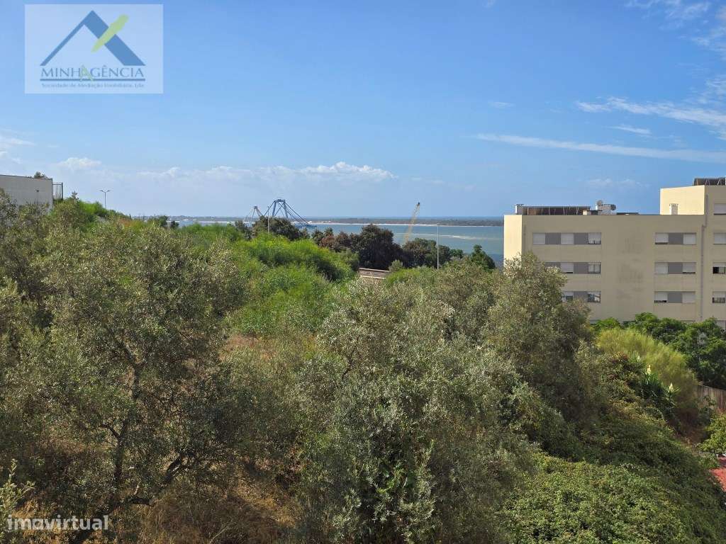 Apartamento T2 remodelado com arrecadação em Setúbal-5