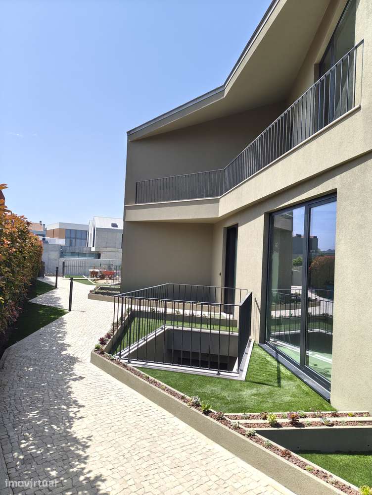Moradia T4 com piscina e jardim em Canidelo-58