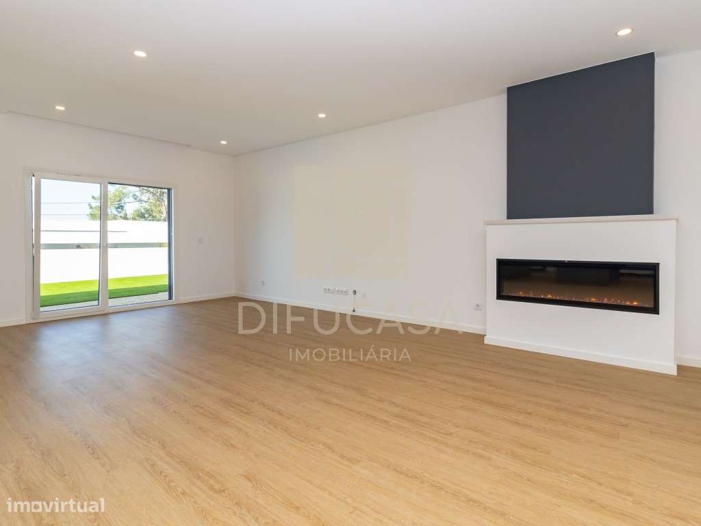 Moradia Isolada T4 com Piscina e Garagem no centro de Azeitão - Grande imagem: 4/46