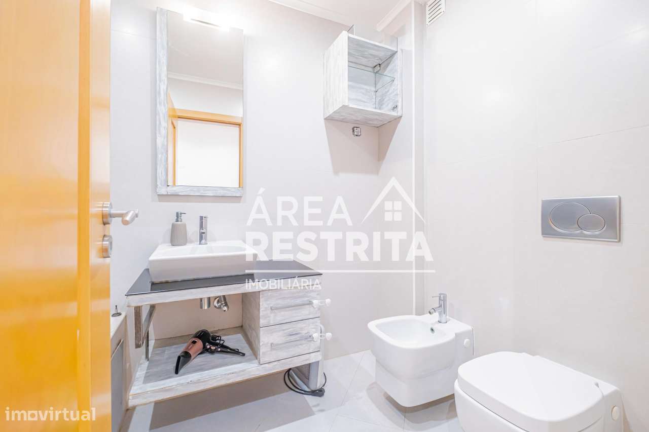 Apartamento T3 com parqueamento e varanda no Parque Luso em Corroios-56
