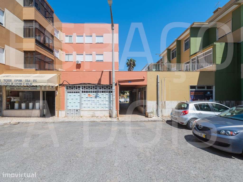 Loja, com comércio variado ; grande montra. Autocarros à porta. Com...-15