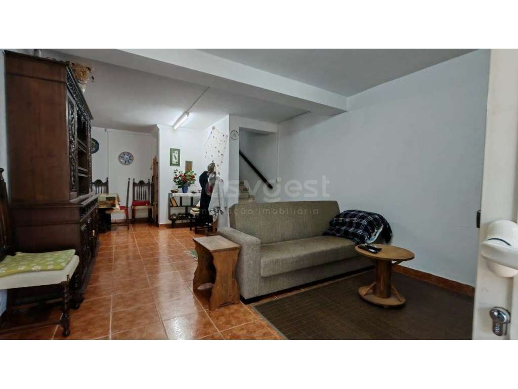 Moradia pronta com terreno a poucos minutos do acesso à IC9 - Grande imagem: 5/33