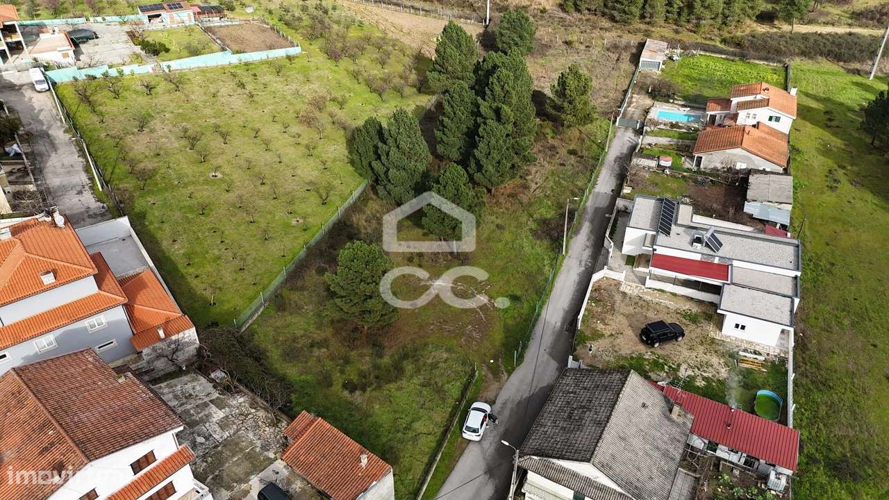 Pequena quinta (área de 4.742 m2), com cerca de 4.000 m2 de solo  urb - Grande imagem: 4/17