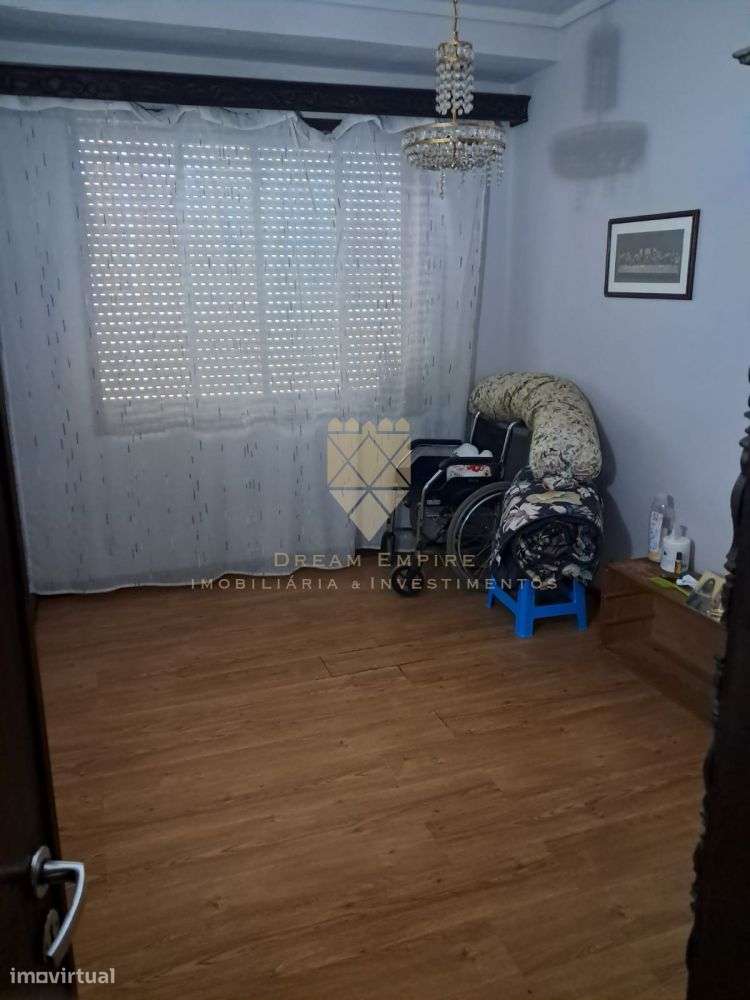 T4 com Potencial Extraordinário na Rua de Camões, Porto-7