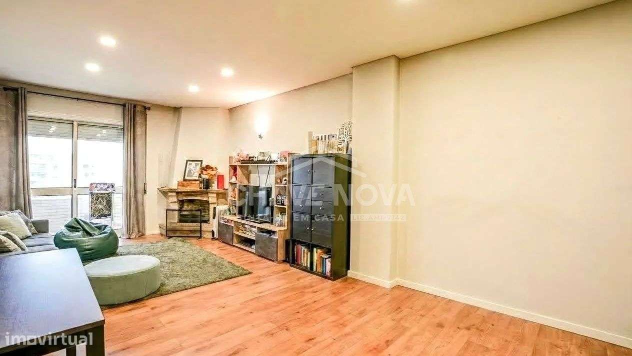 Apartamento T3 | Varanda | Garagem | Elevador-8