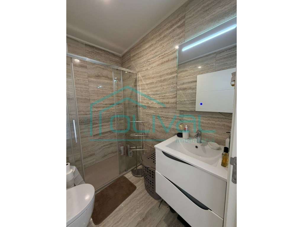 Moradia de Rês do Chão e primeiro andar com garagem na Cave e Logra...-15