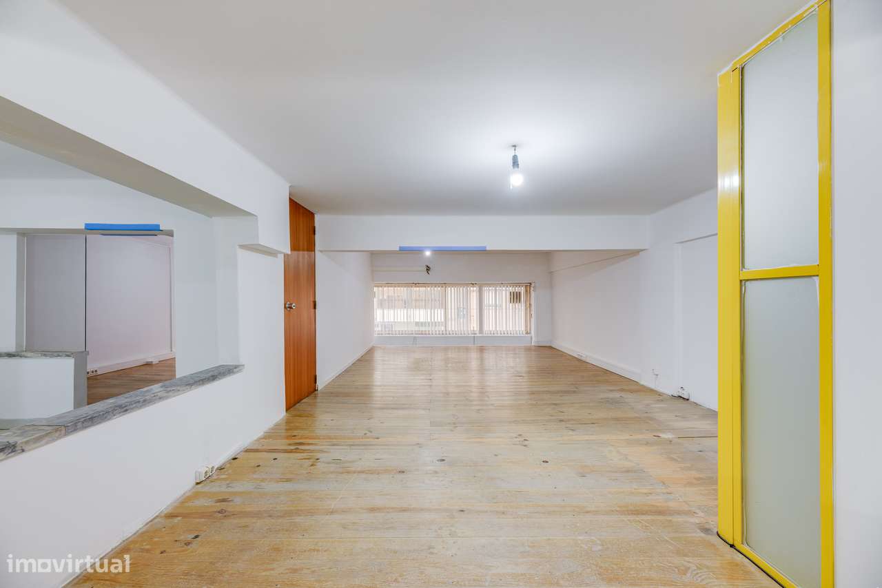 ESPAÇO COMERCIAL REMODELADO | PRONTO A FUNCIONAR | SACAVÉM-13