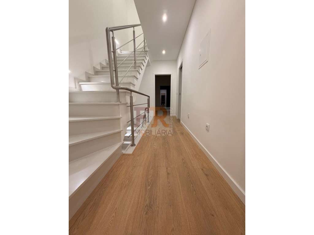 Moradia Geminada Gaveto T3 com Garagem Quinta do Conde-37