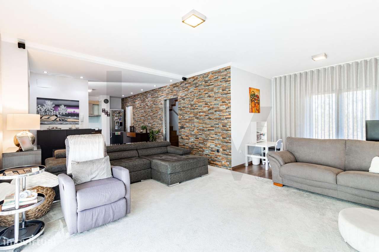 MORADIA EM BANDA T3-8