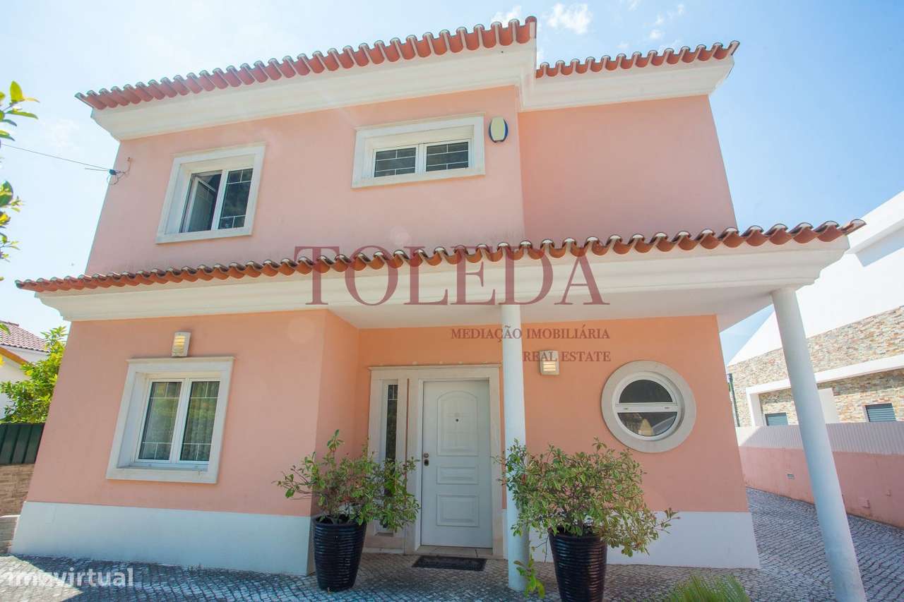 Moradia Isolada T4 em Azeitão com Piscina, Garagem e Churrasqueira-3