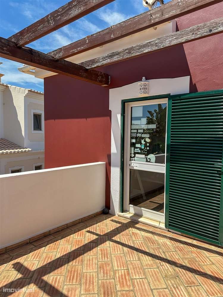 Moradia T5 com piscina e jardim a poucos metros da Praia do Alemão – A-45