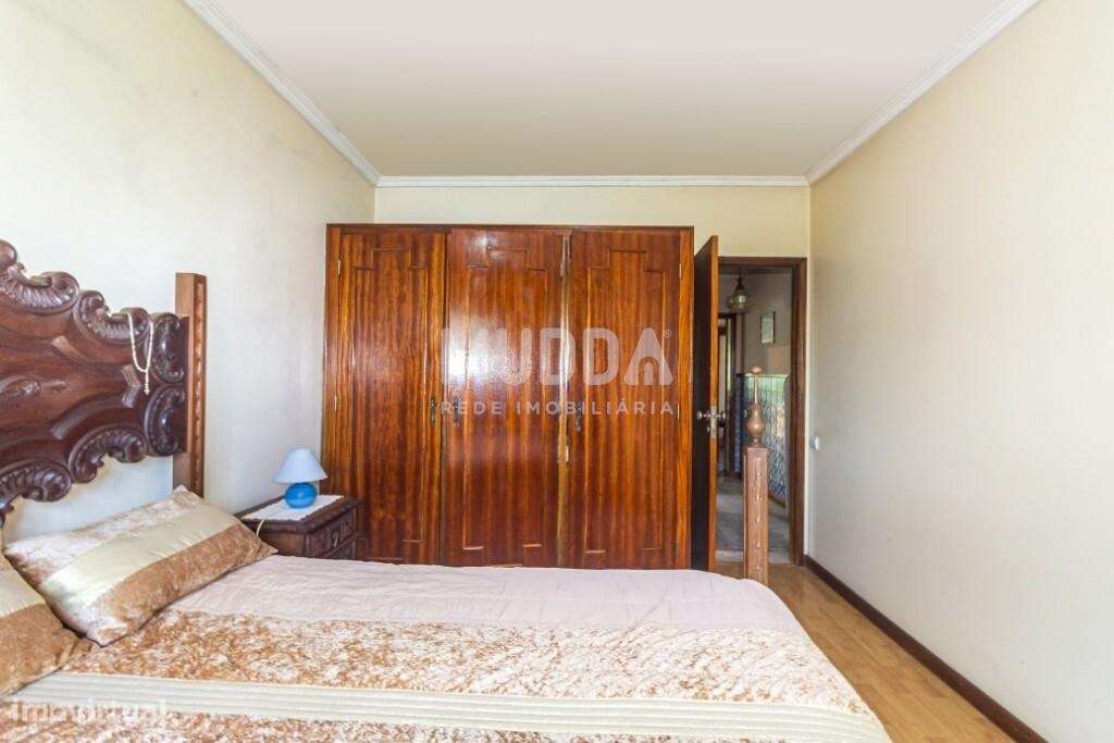 Moradia BI-FAMILIAR com amplas varandas-24