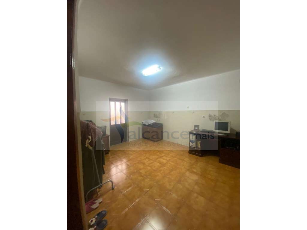 Excelente Moradia com Espaço Comercial em Vale de Vargo-14