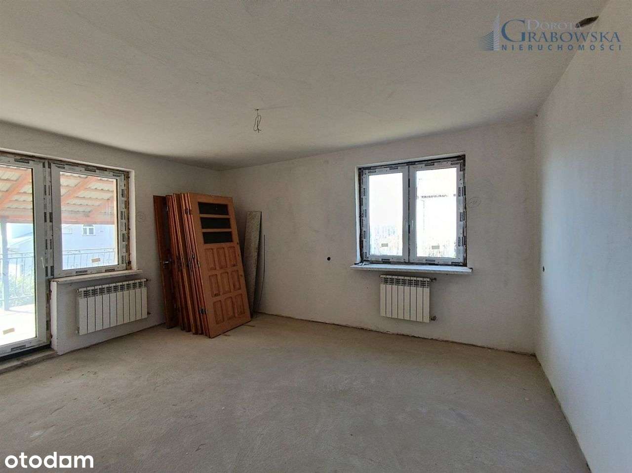 Wolnostojący dom w ładnym otoczeniu.-9