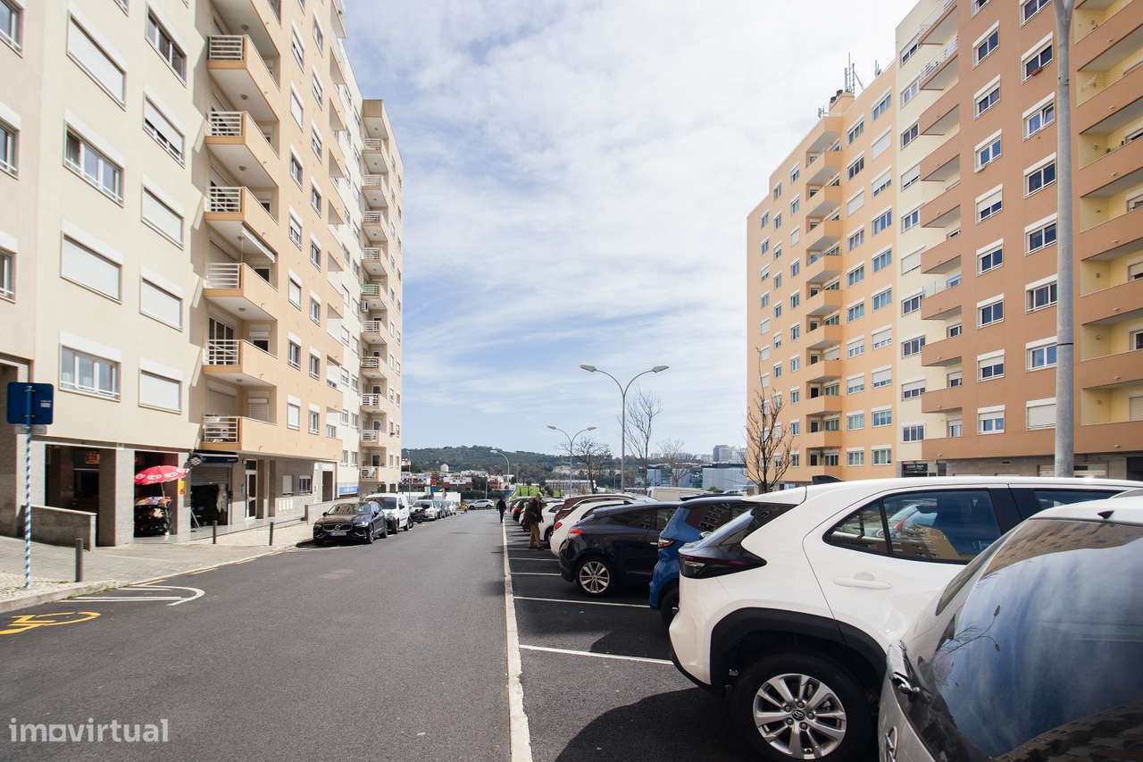 Apartamento T2 com garagem em Nova Carnaxide-16