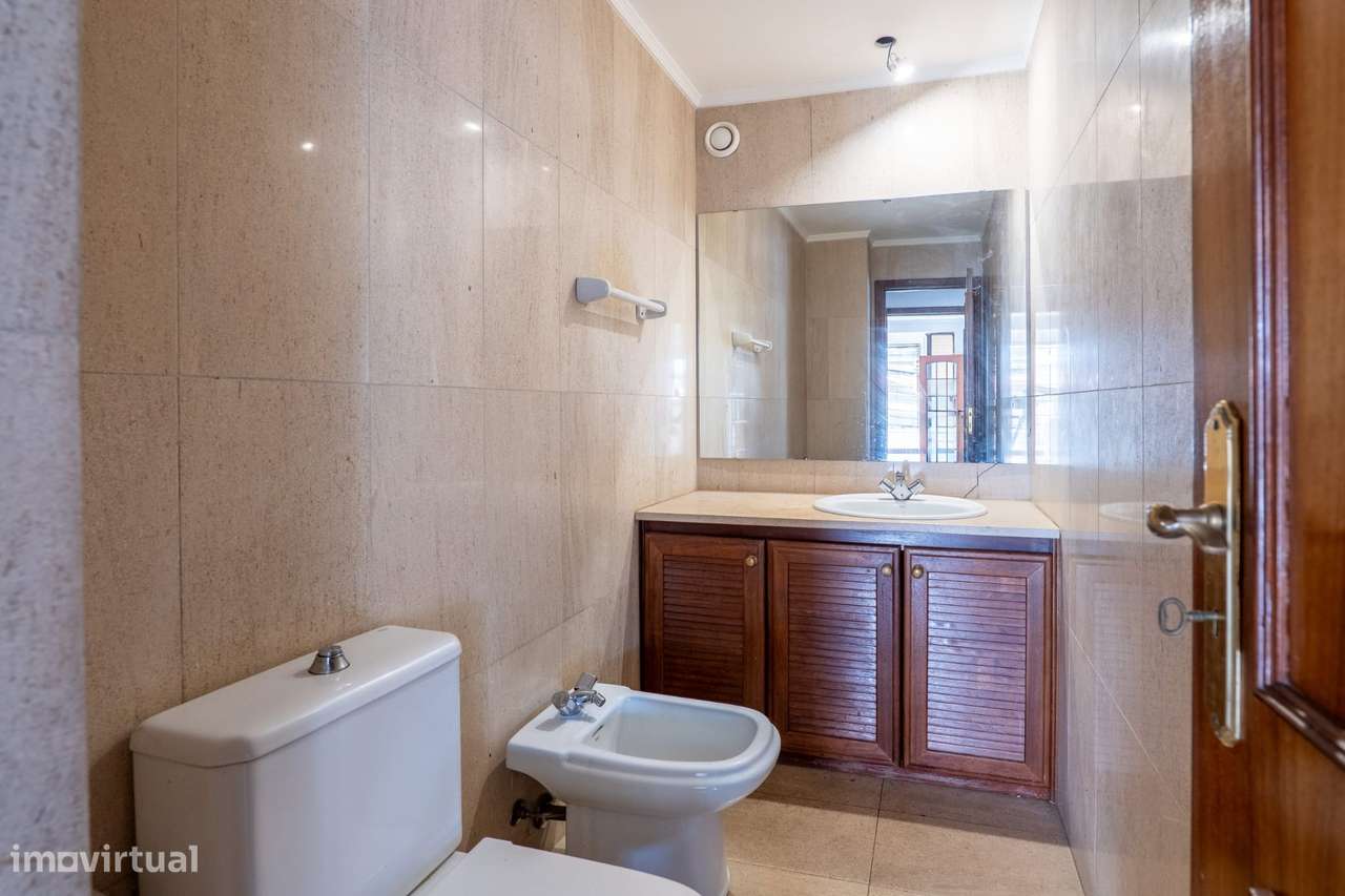 Apartamento T2 com varanda, garagem e vista urbana-7