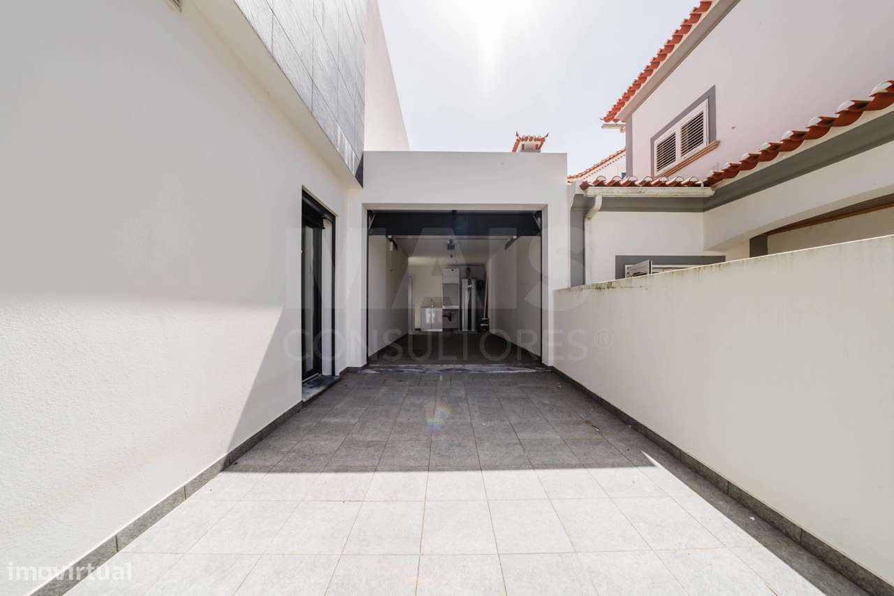 Moradia T3+2 Moderna com Vista Mar e Terraço Panorâmico-22