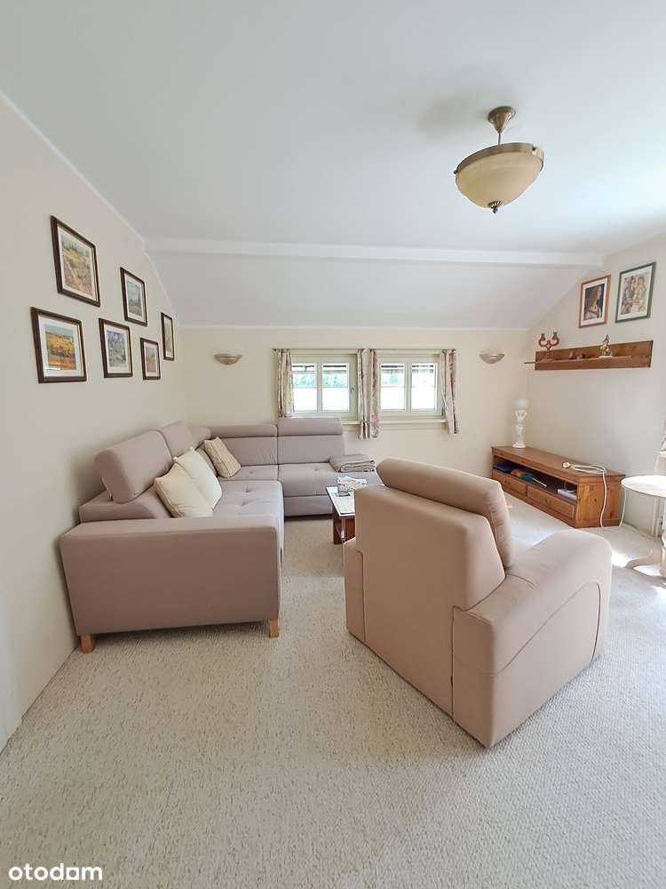 Piękny dom w otoczeniu zieleni na dużej działce.-8