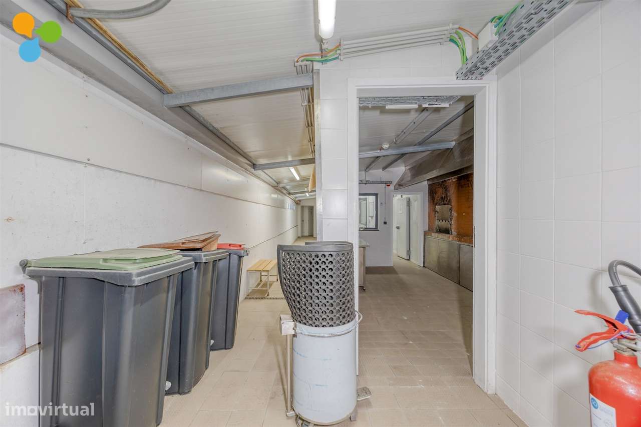 Restaurante Equipado e Pronto a Funcionar – Oportunidade de Investimen-28