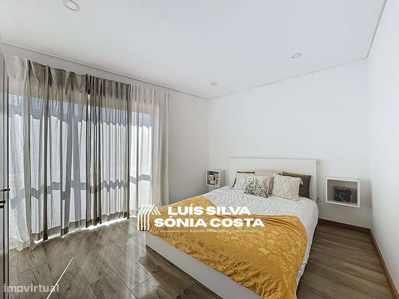 Loja transformada em Apartamento T1+1 Remodelado c/ 2 Varandas c/...-19