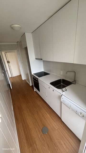 T2 Totalmente Remodelado em Ramalde | Garagem + Arrumos-7