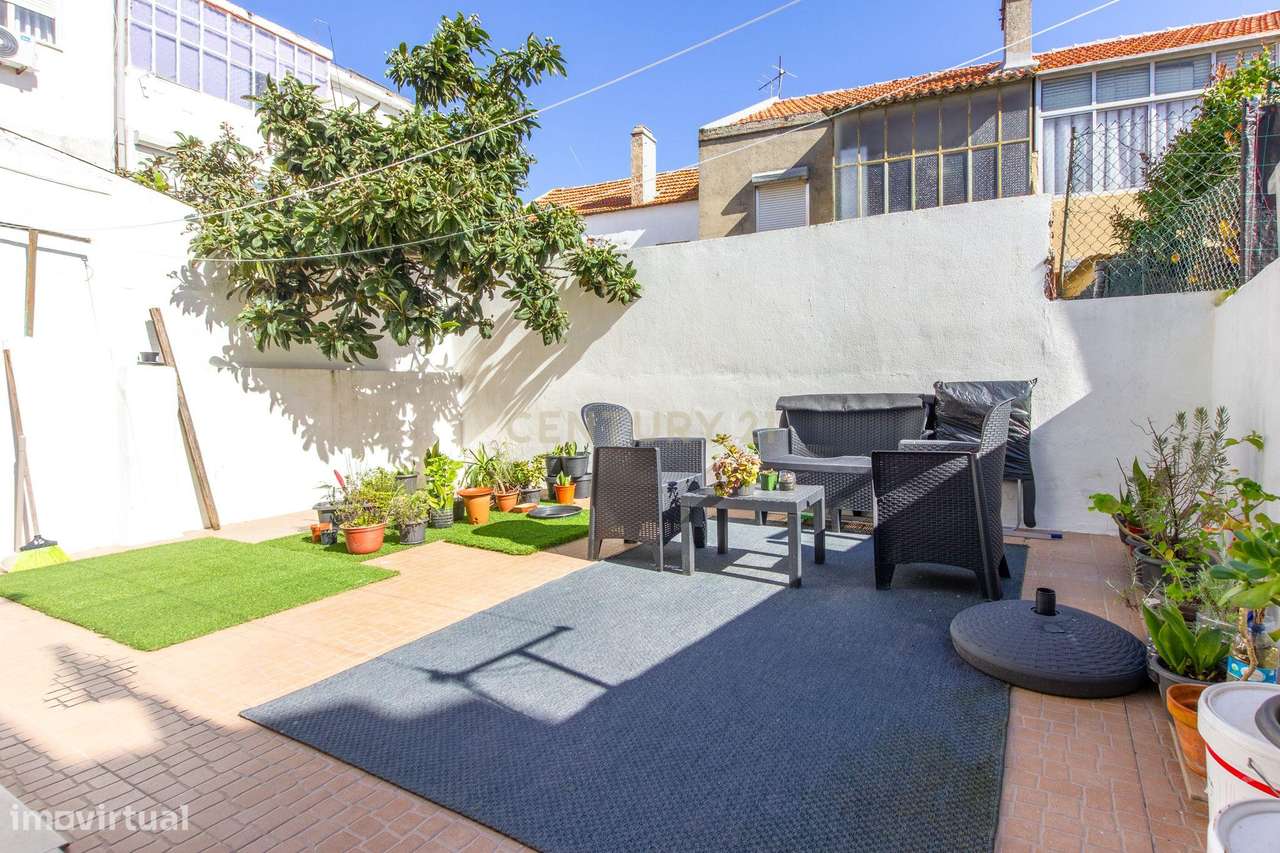 Apartamento renovado com logradouro de aproximadamente 30m2.-0