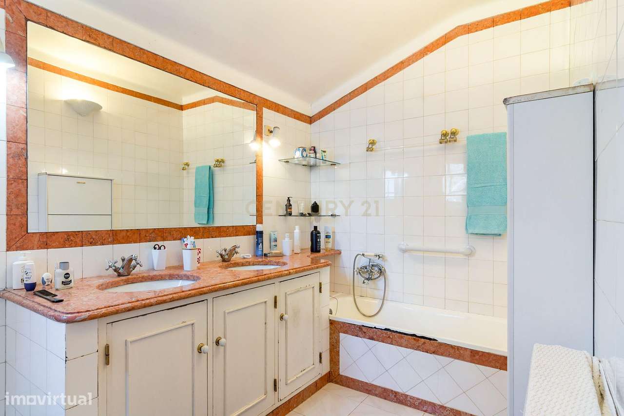 Quinta de 14000m2 com moradia T4 e piscina | Sintra-19