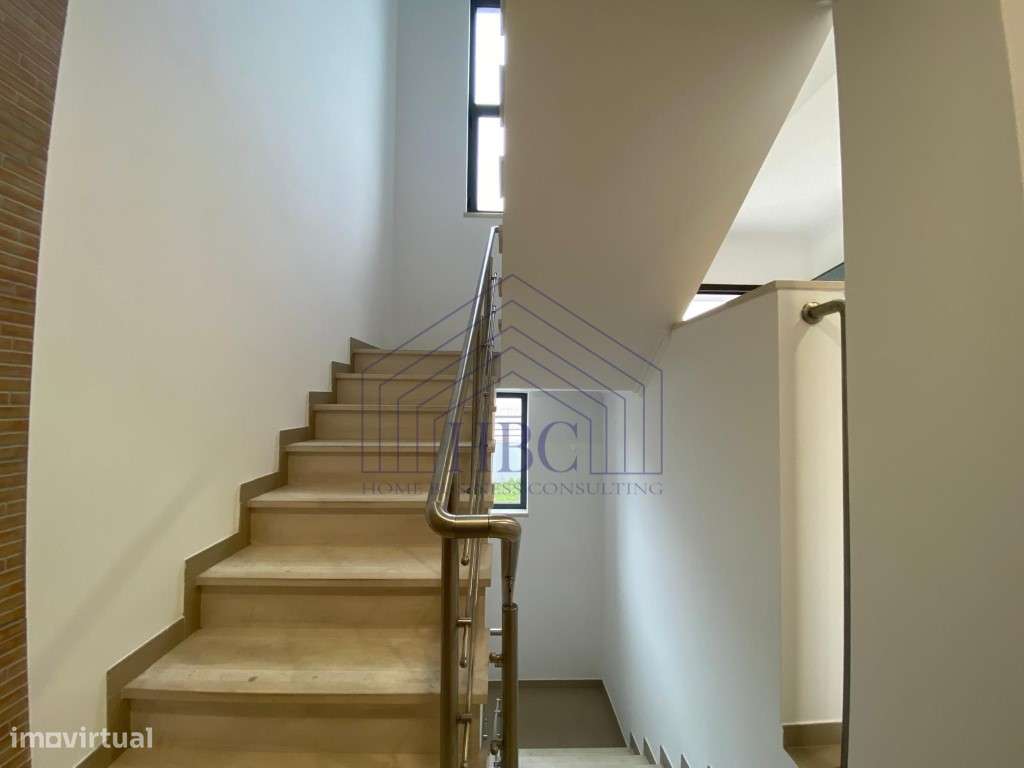 Moradia T5 Moderna e Remodelada no Feijó - Espaço, Conforto e Exclu...-51