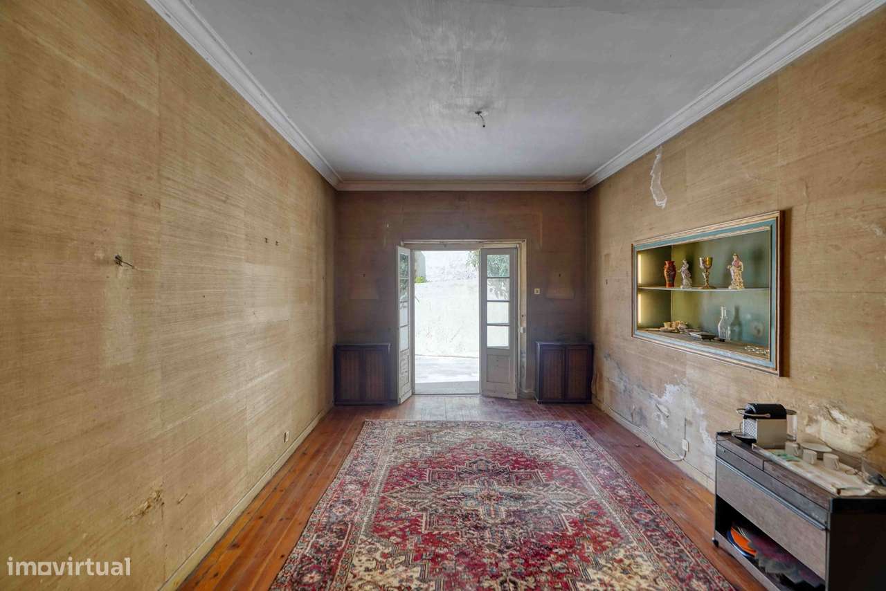 Moradia para recuperar no centro do Estoril, com piscina e vista mar-26