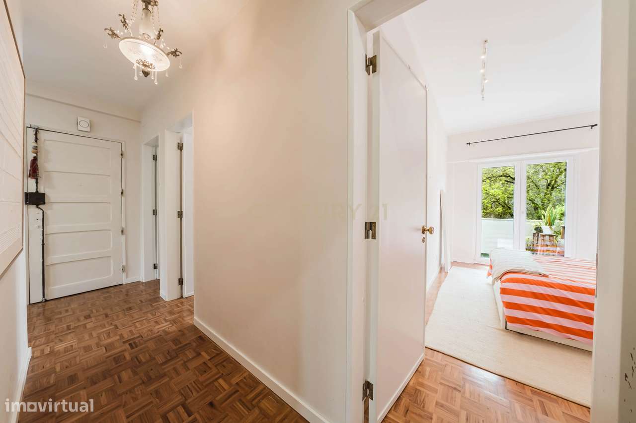 T4 luminoso com varanda ampla a 5 minutos da estação de Monte Abraão-8