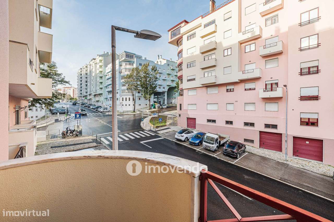 Apartamento T3, com estacionamento e arrecadação, na Ramada-32