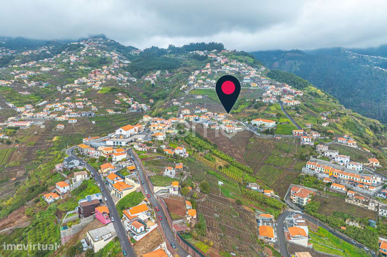 Moradia T2 para recuperar no Estreito de Câmara de Lobos-12