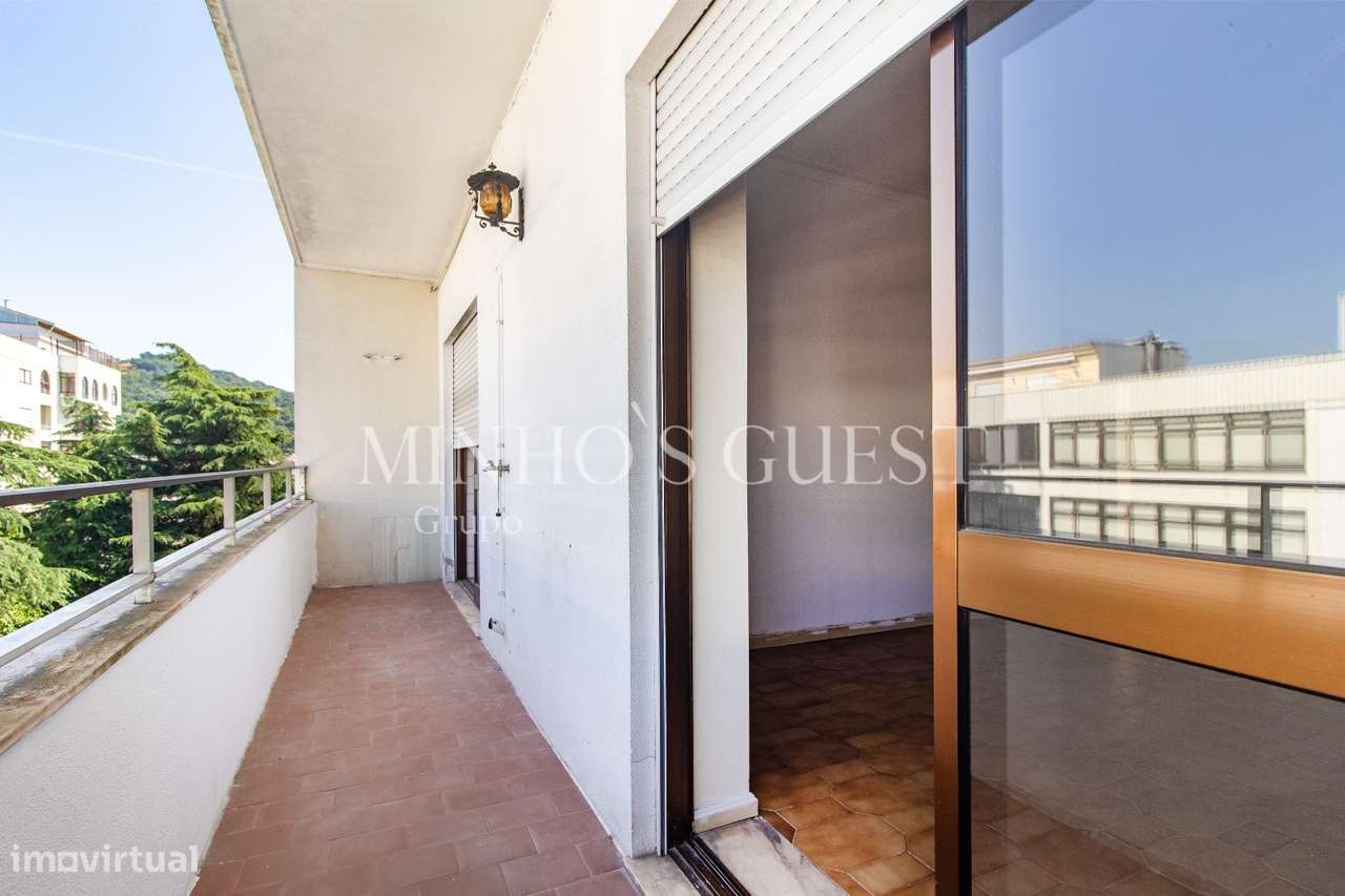 Apartamento T3 de último andar c/ varanda e vista para Av. Liberdade --18