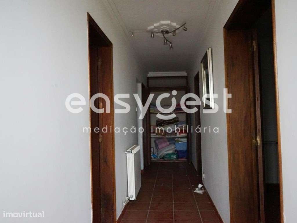 Moradia de dois pisos com quintal e logradouro na Aldeia de Sortelha - Grande imagem: 4/27
