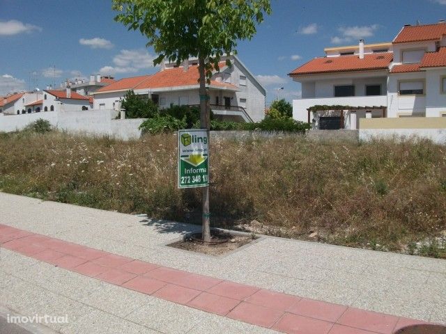 Lote de terreno para construção de uma moradia geminada em Castelo Bra