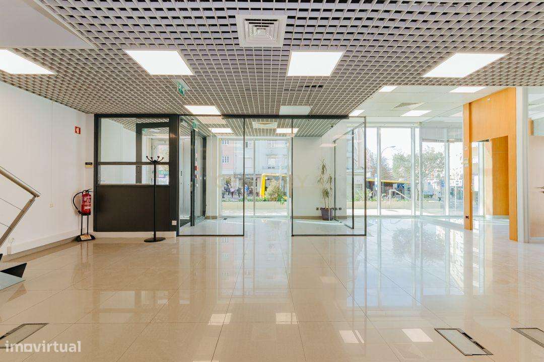 Loja/Escritório no Areeiro, com 2 lugares de estacionamento - Grande imagem: 3/32