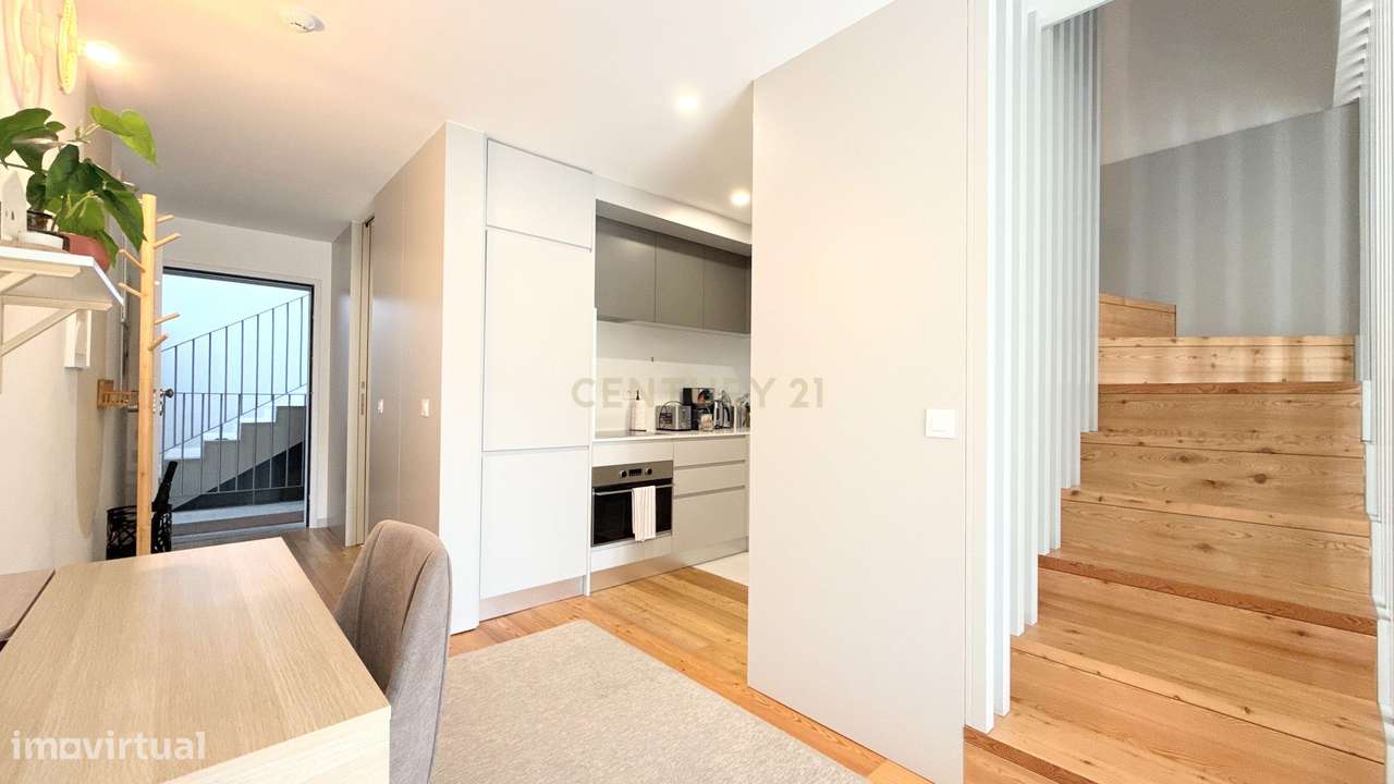 EXCLUSIVO T2 DUPLEX COM GARAGEM E VARANDA NO CORAÇÃO DA BAIXA DO PORTO-3