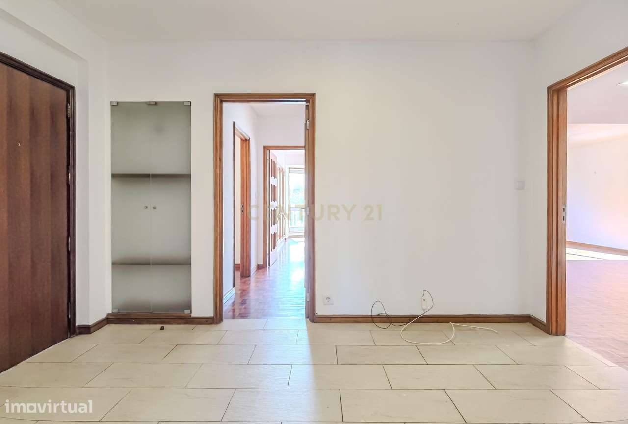 T4 com 3 Suítes, Terraços e Estacionamento – Rua António Patrício | Lo - Grande imagem: 2/31