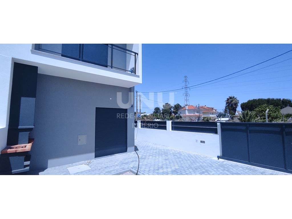 MORADIA PREMIUM TRIPLEX 5 ASSOALHADAS em Fernão Ferro 3 WC-4
